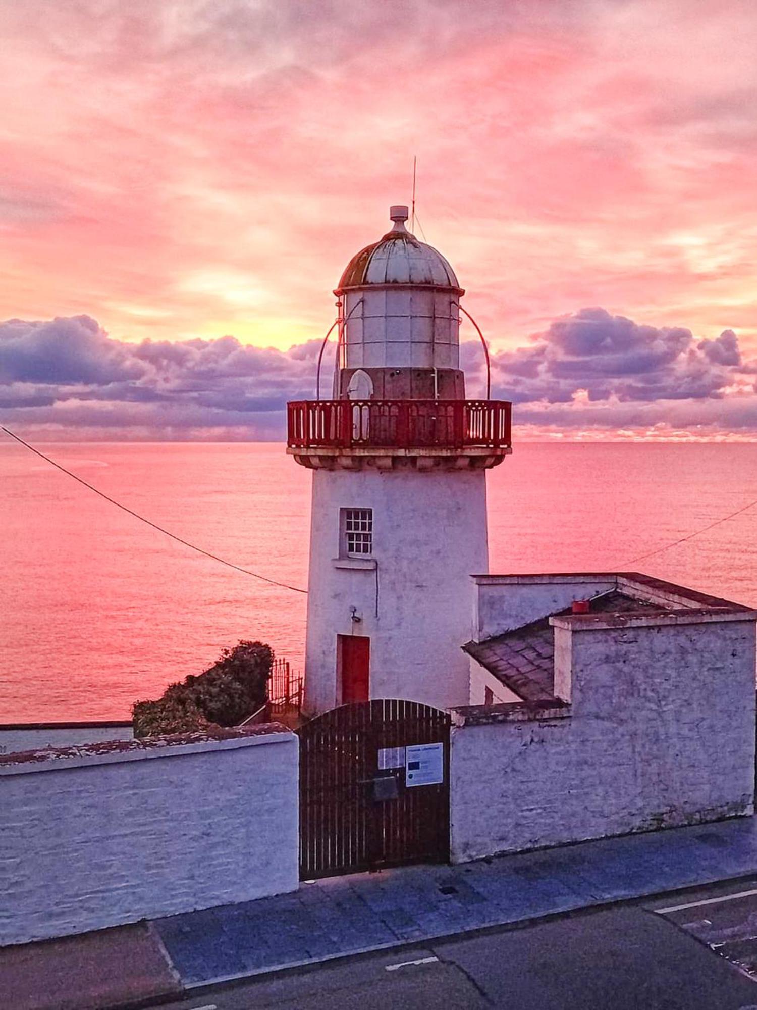 Sea Whispers - My Charming Costal Retreat In 욜 외부 사진