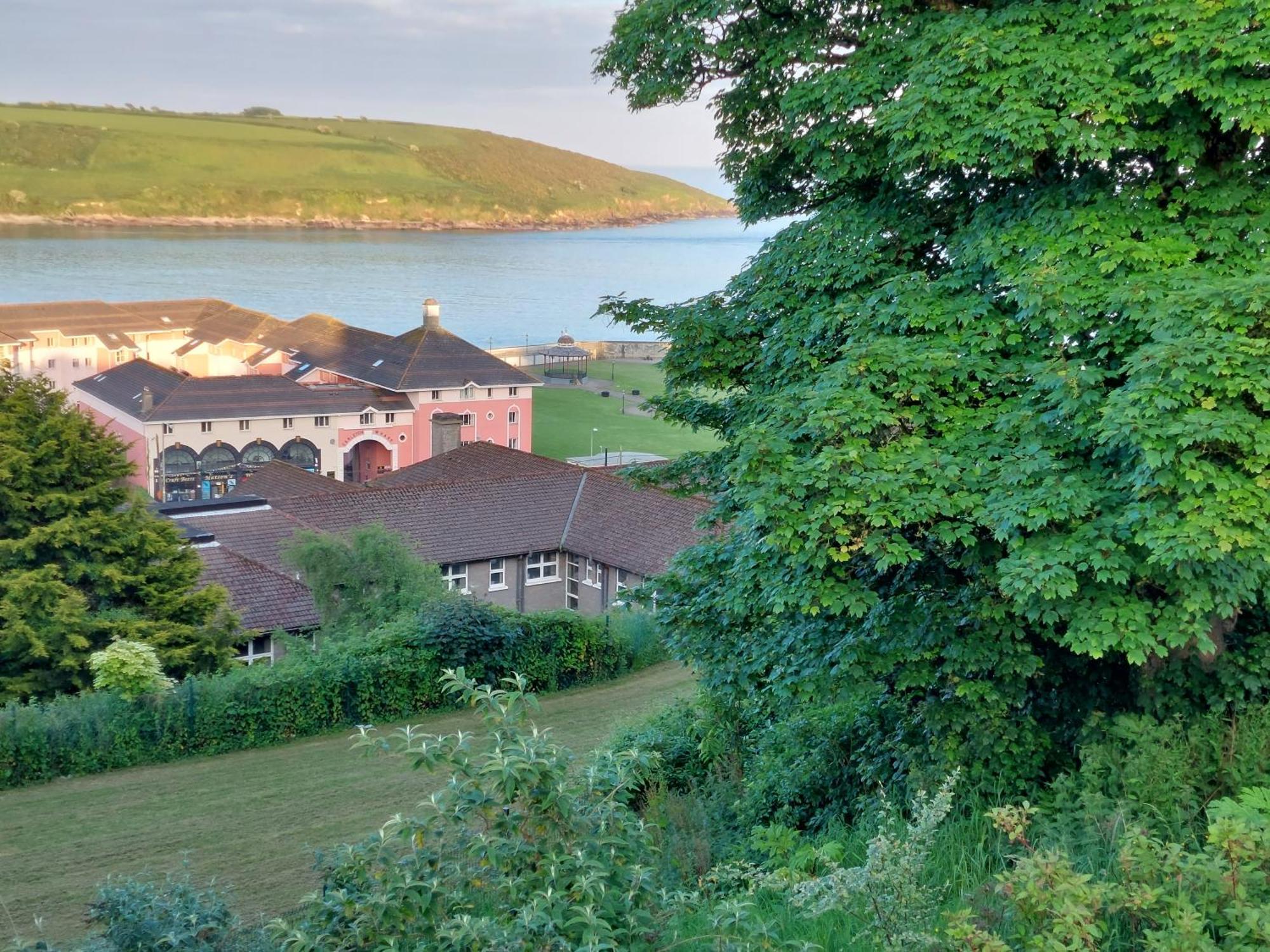 Sea Whispers - My Charming Costal Retreat In 욜 외부 사진