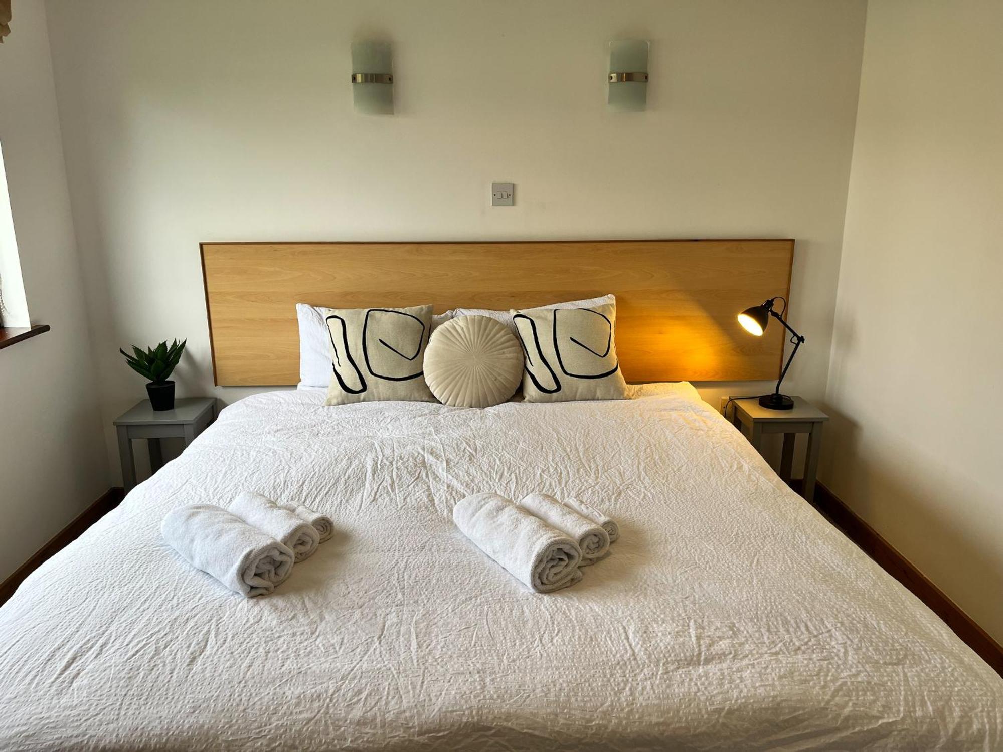 Sea Whispers - My Charming Costal Retreat In 욜 외부 사진