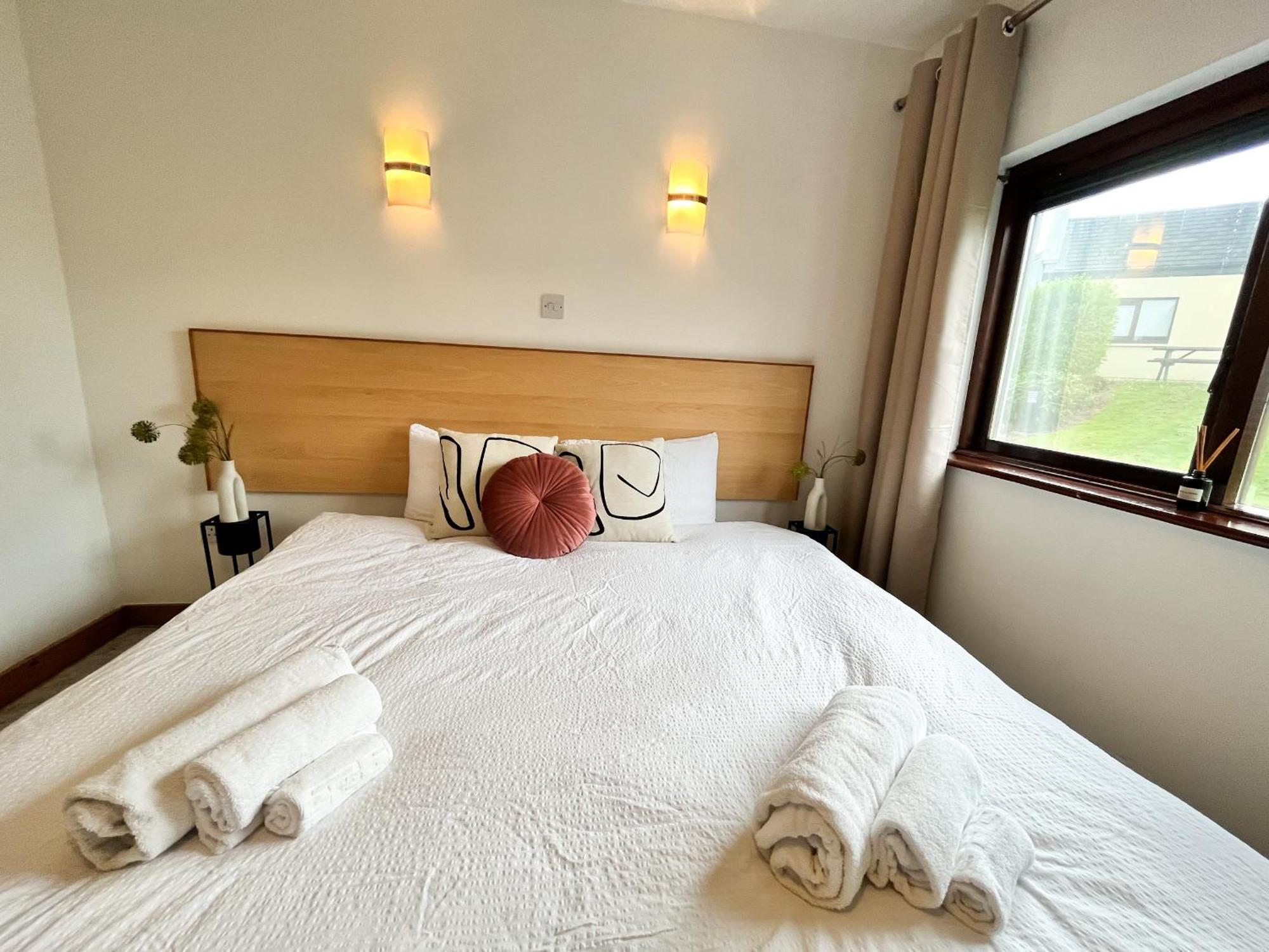Sea Whispers - My Charming Costal Retreat In 욜 외부 사진