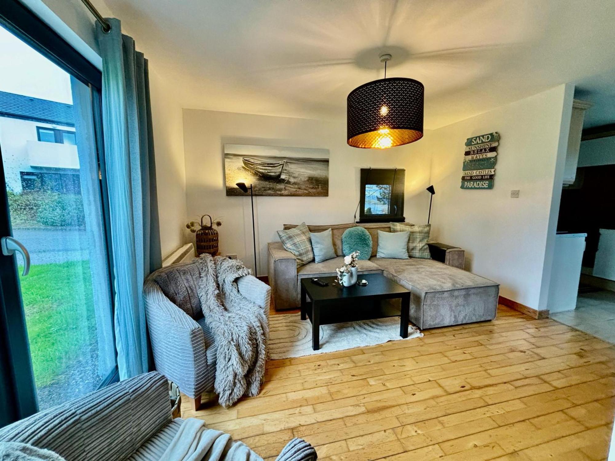 Sea Whispers - My Charming Costal Retreat In 욜 외부 사진