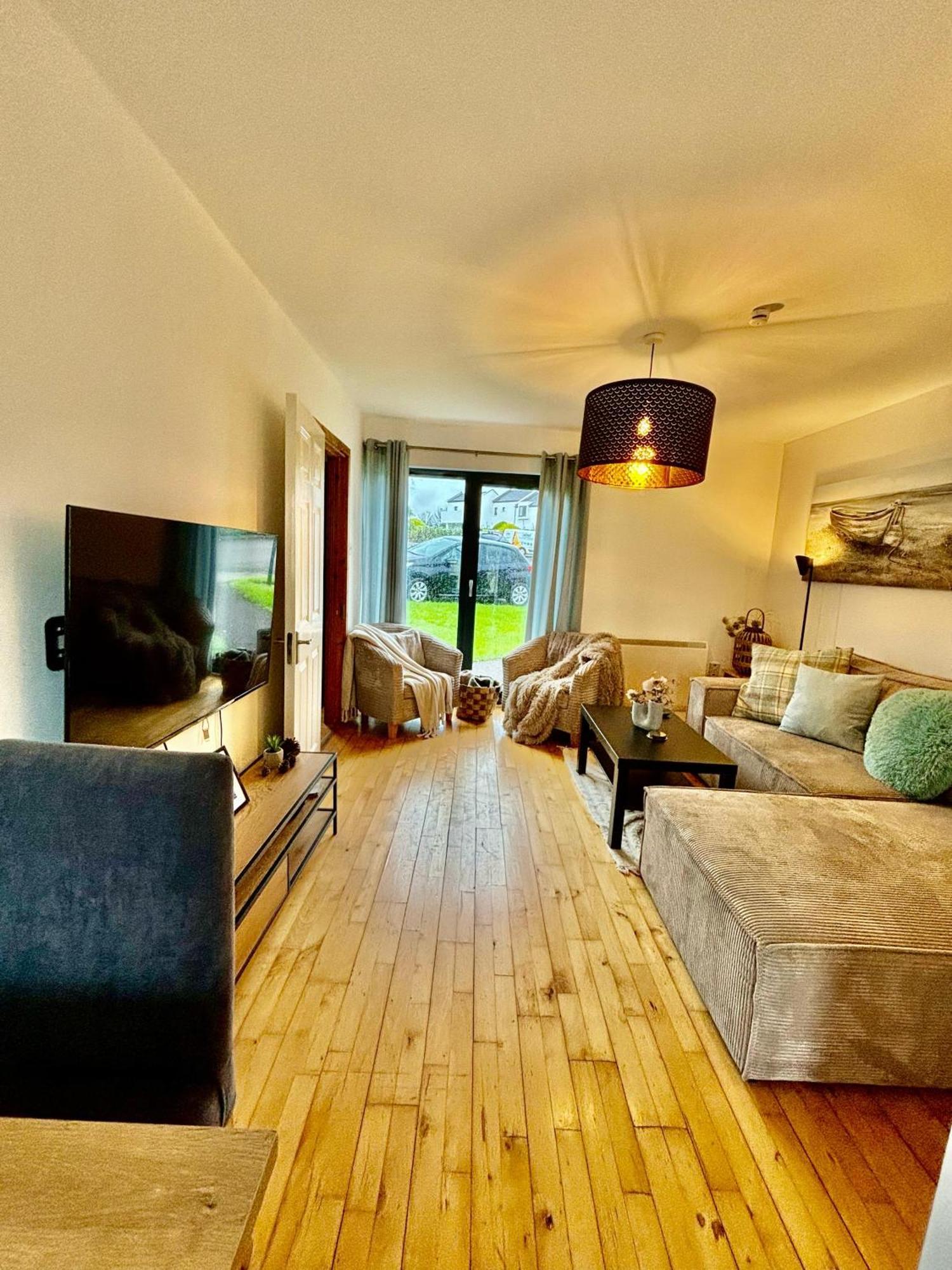 Sea Whispers - My Charming Costal Retreat In 욜 외부 사진